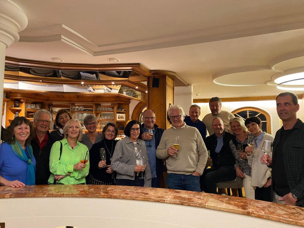 Skifahrer an der Bar beim Drink